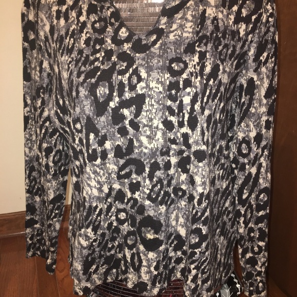 Liz Claiborne Petite Large Women’s AnimalPrint Top - Picture 2 of 7